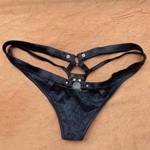 Sneakskin o ring panties
